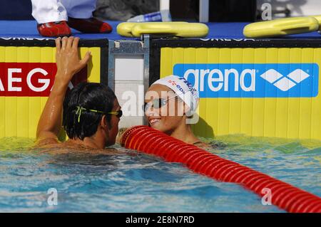 Frankreichs Laure Manaudou mit ihrem Freund Italiens Luca Marin während einer Trainingseinheit beim "Open de Paris de natation" in Paris, Frankreich am 1. August 2007. Foto von Stephane Kempinaire/Cameleon/ABACAPRESS.COM Stockfoto