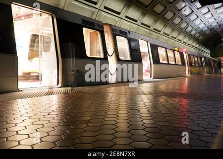 Züge und Passagiere in einer U-Bahn-Station. Die Washington Metro wurde 1976 eröffnet und ist heute das zweitverkehrsreichste S-Bahn-System in den USA Stockfoto