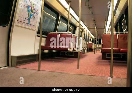 WASHINGTON, D.C. : Züge und Passagiere in einer U-Bahn-Station. Die Washington Metro wurde 1976 eröffnet und ist heute das zweitverkehrsreichste S-Bahn-System Stockfoto