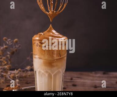 Dalgona Kaffee. Schlagsahngetränk mit Instant-Kaffee beliebt in Korea cremigen Cocktail in hohen Gläsern. Dunkle launische Food-Fotografie Stockfoto