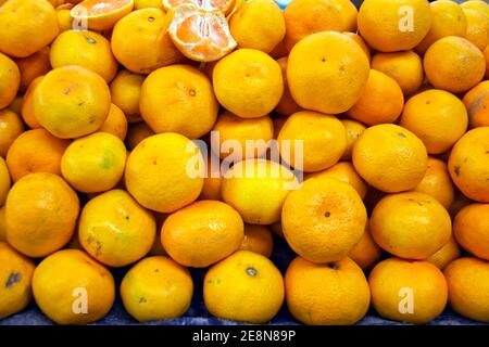 Handvoll frische Mandarinen auf Markt Stockfoto