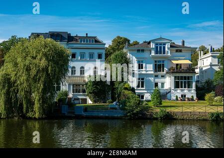 Villen Und Häuser Auf Der Alster In Hamburg Winterhude Stockfoto