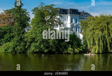 Villen Und Häuser Auf Der Alster In Hamburg Winterhude Stockfoto