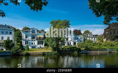 Villen Und Häuser Auf Der Alster In Hamburg Winterhude Stockfoto