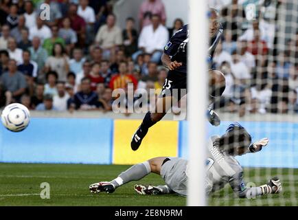 Bordeaux' Jussie Ferreira Vieira und Lens' Torhüter Vedran Runje während des französischen Fußballspiels der ersten Liga, Girondins de Bordeaux gegen RC Lens in Bordeaux, Frankreich. Am 4. August 2007. Bordeaux gewann 1:0. Foto von Patrick Bernard/Cameleon/ABACAPRESS.COM Stockfoto