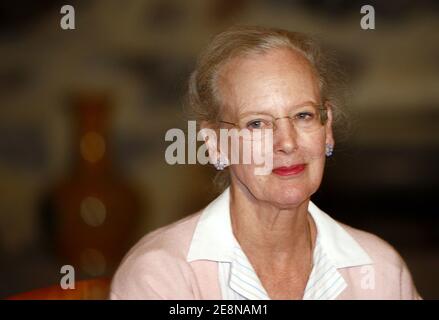 Königin Margrethe II. Von Dänemark posiert während eines Fotoanrufs in ihrer Sommerresidenz 'Chateau de Caix' in der Nähe von Cahors, Frankreich, am 7. August 2007. Foto von Patrick Bernard/ABACAPRESS.COM Stockfoto