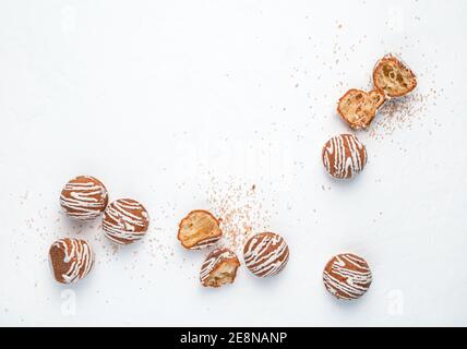 Runde Kuchen sind auf weißem Hintergrund verstreut. Abstrakter Hintergrund. Stockfoto
