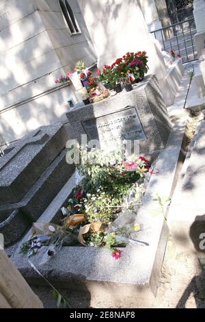 Grab von Jim Morrison auf dem Friedhof Pere Lachaise in Paris, Frankreich, am 19. Juli 2007. Er stirbt erst vor 36 Jahren. Das Grab wird gereinigt und mit Zäunen von Tausenden Fans jedes Jahr zu Ehren des legendären Doors Sänger zu zahlen geschützt. Foto von Denis Guignebourg/ABACAPRESS.COM Stockfoto