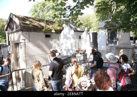 Grab von Jim Morrison auf dem Friedhof Pere Lachaise in Paris, Frankreich, am 19. Juli 2007. Er stirbt erst vor 36 Jahren. Das Grab wird gereinigt und mit Zäunen von Tausenden Fans jedes Jahr zu Ehren des legendären Doors Sänger zu zahlen geschützt. Foto von Denis Guignebourg/ABACAPRESS.COM Stockfoto