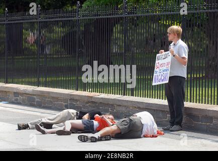 Friedensaktivisten gedenken der Jahrestage der US-Atombombenanschläge auf Hiroshima und Nagasaki am 9. August 2007 vor dem Weißen Haus in Washington, DC, USA. Nagasaki wurde am 9. August 1945 von einer Atombombe getroffen. Foto von Olivier Douliery/ABACAPRESS.COM Stockfoto