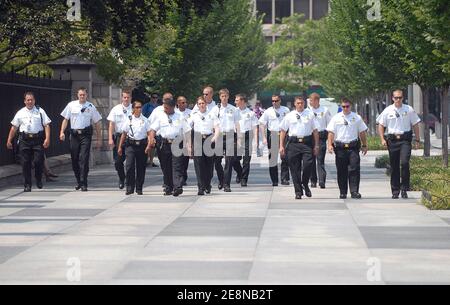 Polizeibeamte des Weißen Hauses sichern das Weiße Haus, während Friedensaktivisten des Jahrestages der US-Atombombenanschläge auf Hiroshima und Nagasaki am 9. August 2007 vor dem Weißen Haus in Washington, DC, USA, gedenken. Nagasaki wurde am 9. August 1945 von einer Atombombe getroffen. Foto von Olivier Douliery/ABACAPRESS.COM Stockfoto