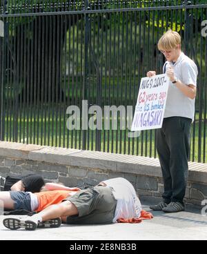 Friedensaktivisten gedenken der Jahrestage der US-Atombombenanschläge auf Hiroshima und Nagasaki am 9. August 2007 vor dem Weißen Haus in Washington, DC, USA. Nagasaki wurde am 9. August 1945 von einer Atombombe getroffen. Foto von Olivier Douliery/ABACAPRESS.COM Stockfoto