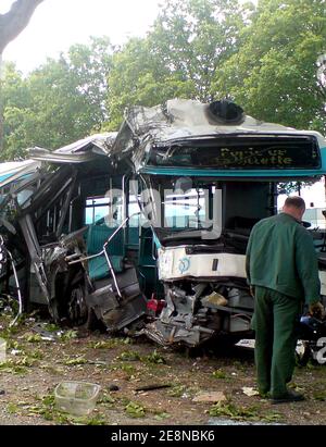 Polizeibeamte schauen sich die Szene an, nachdem ein Pariser RATP-Bus mit mehr als 19 Personen am 13. August 2007 in der Nähe der Porte de la Villette in Paris, Frankreich, an einem Unfall beteiligt war. 14 werden verletzt und drei werden schwer verletzt. Foto von ABACAPRESS.COM Stockfoto