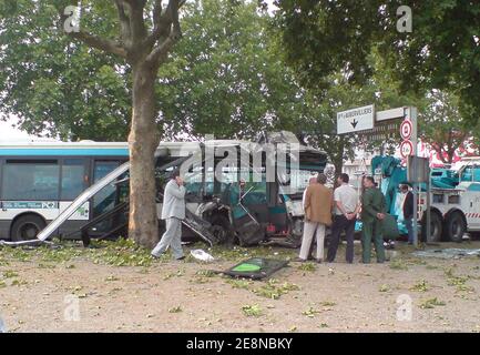 Polizeibeamte schauen sich die Szene an, nachdem ein Pariser RATP-Bus mit mehr als 19 Personen am 13. August 2007 in der Nähe der Porte de la Villette in Paris, Frankreich, an einem Unfall beteiligt war. 14 werden verletzt und drei werden schwer verletzt. Foto von ABACAPRESS.COM Stockfoto