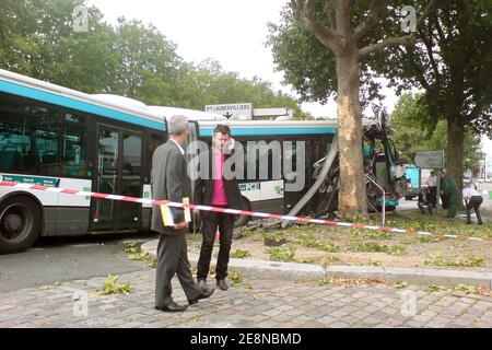 Polizeibeamte schauen sich die Szene an, nachdem ein Pariser RATP-Bus mit mehr als 19 Personen am 13. August 2007 in der Nähe der Porte de la Villette in Paris, Frankreich, an einem Unfall beteiligt war. 14 werden verletzt und drei werden schwer verletzt. Foto von ABACAPRESS.COM Stockfoto