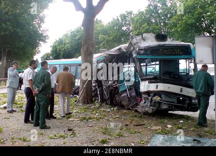 Polizeibeamte schauen sich die Szene an, nachdem ein Pariser RATP-Bus mit mehr als 19 Personen am 13. August 2007 in der Nähe der Porte de la Villette in Paris, Frankreich, an einem Unfall beteiligt war. 14 werden verletzt und drei werden schwer verletzt. Foto von ABACAPRESS.COM Stockfoto