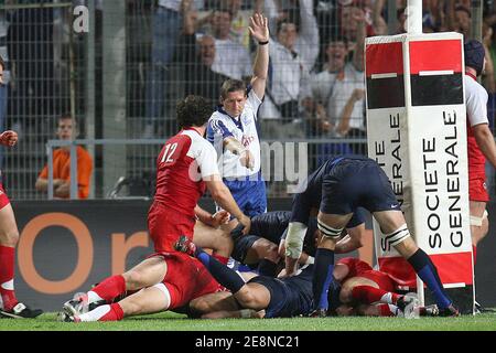 Der Franzose Yannick Jauzion erzielt den einzigen Versuch des Spiels während des Freundschaftsspiels, Frankreich gegen England im Velodrome Stadium in Marseille, Frankreich am 18. August 2007. Frankreich gewann 22-9 in einem WM-Warm-up-Testspiel in Marseille. Foto von Morton-Taamallah/Cameleon/ABACAPRESS.COM Stockfoto