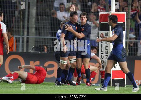 Der Franzose Yannick Jauzion erzielt den einzigen Versuch des Spiels während des Freundschaftsspiels, Frankreich gegen England im Velodrome Stadium in Marseille, Frankreich am 18. August 2007. Frankreich gewann 22-9 in einem WM-Warm-up-Testspiel in Marseille. Foto von Morton-Taamallah/Cameleon/ABACAPRESS.COM Stockfoto