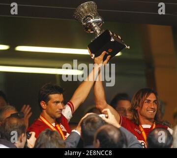 Die Spieler des FC Sevilla feiern mit ihrer Trophäe nach dem spanischen Supercup-Turnier Real Madrid gegen FC Sevilla am 19. August 2007 im Santiago Bernabeu Stadion in Madrid, Spanien. Der FC Sevilla gewann 5:3. Foto von Christian Liewig/ABACAPRESS.COM Stockfoto