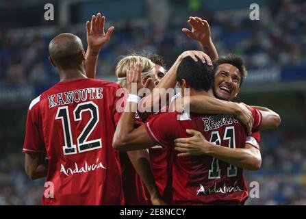 Die Spieler des FC Sevilla feiern am 19. August 2007 im Santiago Bernabeu Stadion in Madrid beim spanischen Supercup-Turnier Real Madrid gegen FC Sevilla. Der FC Sevilla gewann 5:3. Foto von Christian Liewig/ABACAPRESS.COM Stockfoto