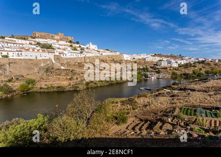 Altstadt Von Mértola Mit Schloss Und Fluss Guadiana, Alentejo, Portugal Stockfoto