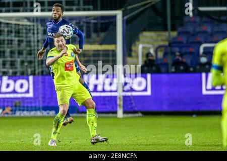 BRÜSSEL, BELGIEN - JANUAR 31: Hannes Delcroix von RSC Anderlecht, Laurent Depoitre von KAA Gent während des Pro League-Spiels zwischen RSC Anderlecht und Stockfoto