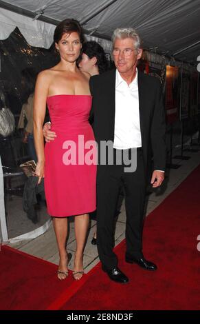Die Schauspieler Carey Lowell und Richard Gere nehmen an der New Yorker Premiere von "The Hunting Party" Teil, die am Mittwoch, 22. August 2007 im Pariser Theater in New York City, USA, stattfand. Foto von Gregorio Binuya/ABACAPRESS.COM Stockfoto