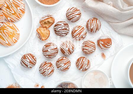 Kleine Kuchen auf weißem Hintergrund. Draufsicht, horizontal. Stockfoto