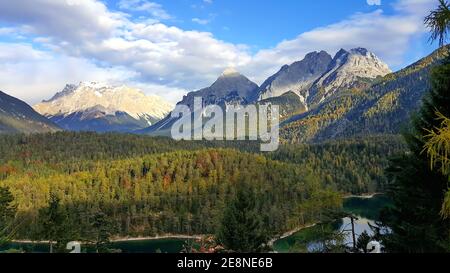 Der Fernpass am Blindsee mit Blick auf die Zugspitze Stockfoto