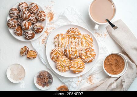 Kekse verschiedener Art und eine Tasse Kaffee auf weißem Hintergrund. Stockfoto