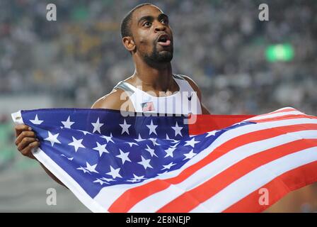 Der US-Spitzensprinter Tyson Gay und Jamaikas ehemaliger 100-Meter-Weltrekordhalter Asafa Powell haben Drogentests nicht bestanden. Gay, 30, der zweitschnellste Mann über 100 m, wurde am Freitag, den 12. Juli 2013 von der US-Anti-Doping-Agentur darüber informiert, dass seine A-Stichprobe aus einem Test außerhalb des Wettbewerbs im Mai ein positives Ergebnis gebracht hatte. Powell, der viertschnellste aller Zeiten, war positiv für ein verbotenes Stimulans bei den jamaikanischen Meisterschaften im Juni. Datei Foto : USA' Tyson Gay 100 Meter Hitze während der 11. IAAF Weltmeisterschaft in gewinnt die Goldmedaille, Bahamas' Derrick Atkins gewinnt die Silbermedaille und Jamaikas Asafa Powell gewinnen Stockfoto