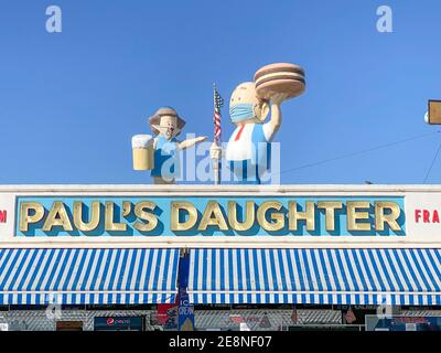 New York City - 17. Oktober 2020: Paul's Daughter Restaurant auf dem Coney Island Boardwalk mit sozialer Distanzierung. Stockfoto