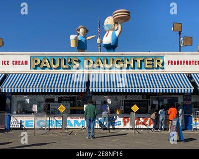New York City - 17. Oktober 2020: Paul's Daughter Restaurant auf dem Coney Island Boardwalk mit sozialer Distanzierung. Stockfoto