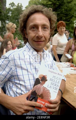 Der französische TV-Moderator Stephane Bern beim 12. 'Foret des Livres', um am 26. August 2007 in Chanceaux-Pres-Loches, Frankreich, sein neues Buch zu unterzeichnen. Foto von Giancarlo Gorassini/ABACAPRESS.COM Stockfoto