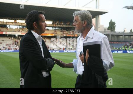 Alexandre Bompard Sports-Direktor des französischen Fernsehsenders Canal+ spricht mit der ehemaligen französischen Kadertrainerin Aime Jacquet während des Spiels das französische Fußballspiel Olympique Lyonnais gegen SAINT-Etienne im Gerland-Stadion in Lyon, Frankreich. Am 26. August 2007. OL gewann 1:0. Foto von Mehdi Taamallah/Cameleon/ABACAPRESS.COMduring das Spiel das französische Fußballspiel Olympique Lyonnais gegen Saint-etienne im Gerland Stadion in Lyon, Frankreich. Am 26. August 2007. OL gewann 1:0. Foto von Mehdi Taamallah/Cameleon/ABACAPRESS.COM Stockfoto