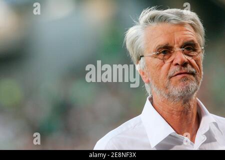 Die ehemalige französische Kadertrainerin Aime Jacquet während des Spiels das französische Fußballspiel Olympique Lyonnais gegen AS Saint-Etienne im Gerland-Stadion in Lyon, Frankreich. Am 26. August 2007. OL gewann 1:0. Foto von Mehdi Taamallah/Cameleon/ABACAPRESS.COM Stockfoto