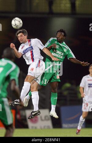 Jeremy Toulalan von Lyon und PASCAL Feindouno von Saint-Etienne während des Spiels das französische Fußballspiel der ersten Liga Olympique Lyonnais gegen Saint-etienne im Gerland-Stadion in Lyon, Frankreich. Am 26. August 2007. OL gewann 1:0. Foto von Mehdi Taamallah/Cameleon/ABACAPRESS.COM Stockfoto