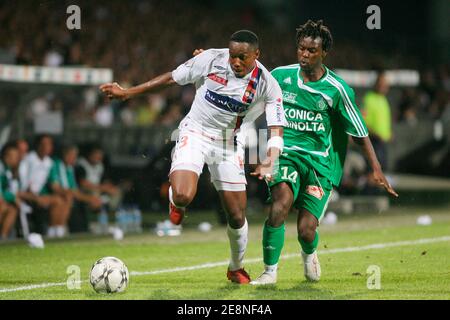 Lyons Abdul Kader Keita und ALS Saint-Etienne Pascal Feindouno während des Spiels das französische Fußballspiel der ersten Liga Olympique Lyonnais gegen Saint-etienne im Gerland-Stadion in Lyon, Frankreich. Am 26. August 2007. OL gewann 1:0. Foto von Mehdi Taamallah/Cameleon/ABACAPRESS.COM Stockfoto