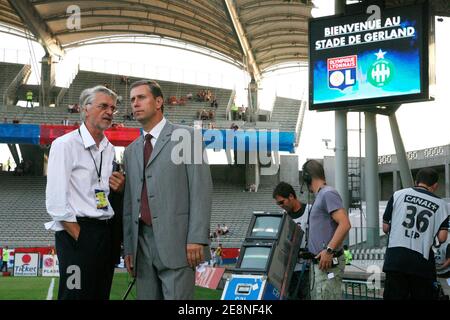 Lyons Trainer Alain Perrin spricht mit der ehemaligen französischen Kadertrainerin Aime Jacquet während des Spiels das französische Fußballspiel Olympique Lyonnais gegen SAINT-Etienne im Gerland-Stadion in Lyon, Frankreich. Am 26. August 2007. OL gewann 1:0. Foto von Mehdi Taamallah/Cameleon/ABACAPRESS.COM Stockfoto