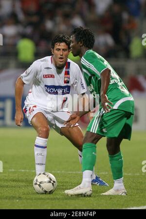 Lyons Fabio Grosso und ALS Saint-Etienne's Pascal Feindouno während des Spiels das französische Fußballspiel der ersten Liga Olympique Lyonnais gegen Saint-etienne im Gerland Stadion in Lyon, Frankreich. Am 26. August 2007. OL gewann 1:0. Foto von Mehdi Taamallah/Cameleon/ABACAPRESS.COM Stockfoto