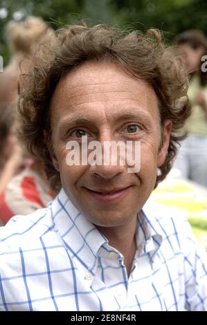 Der französische TV-Moderator Stephane Bern beim 12. 'Foret des Livres', um am 26. August 2007 in Chanceaux-Pres-Loches, Frankreich, sein neues Buch zu unterzeichnen. Foto von Giancarlo Gorassini/ABACAPRESS.COM Stockfoto