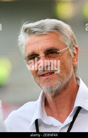 Die ehemalige französische Kadertrainerin Aime Jacquet während des Spiels das französische Fußballspiel Olympique Lyonnais gegen AS Saint-Etienne im Gerland-Stadion in Lyon, Frankreich. Am 26. August 2007. OL gewann 1:0. Foto von Mehdi Taamallah/Cameleon/ABACAPRESS.COM Stockfoto