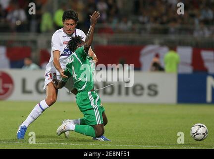 Lyons Fabio Grosso und ALS Saint-Etienne's Pascal Feindouno während des Spiels das französische Fußballspiel der ersten Liga Olympique Lyonnais gegen Saint-etienne im Gerland Stadion in Lyon, Frankreich. Am 26. August 2007. OL gewann 1:0. Foto von Mehdi Taamallah/Cameleon/ABACAPRESS.COM Stockfoto