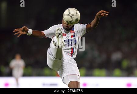 Lyons Sydney Govou während des Spiels das französische Fußballspiel Olympique Lyonnais gegen AS Saint-Etienne im Gerland-Stadion in Lyon, Frankreich. Am 26. August 2007. OL gewann 1:0. Foto von Mehdi Taamallah/Cameleon/ABACAPRESS.COM Stockfoto