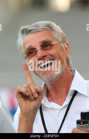 Die ehemalige französische Kadertrainerin Aime Jacquet während des Spiels das französische Fußballspiel Olympique Lyonnais gegen AS Saint-Etienne im Gerland-Stadion in Lyon, Frankreich. Am 26. August 2007. OL gewann 1:0. Foto von Mehdi Taamallah/Cameleon/ABACAPRESS.COM Stockfoto