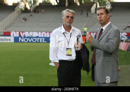 Lyons Trainer Alain Perrin spricht mit der ehemaligen französischen Kadertrainerin Aime Jacquet während des Spiels das französische Fußballspiel Olympique Lyonnais gegen SAINT-Etienne im Gerland-Stadion in Lyon, Frankreich. Am 26. August 2007. OL gewann 1:0. Foto von Mehdi Taamallah/Cameleon/ABACAPRESS.COM Stockfoto