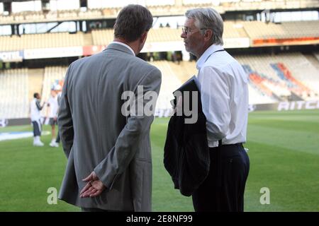 Lyons Trainer Alain Perrin spricht mit der ehemaligen französischen Kadertrainerin Aime Jacquet während des Spiels das französische Fußballspiel Olympique Lyonnais gegen SAINT-Etienne im Gerland-Stadion in Lyon, Frankreich. Am 26. August 2007. OL gewann 1:0. Foto von Mehdi Taamallah/Cameleon/ABACAPRESS.COM Stockfoto