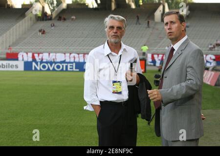 Lyons Trainer Alain Perrin spricht mit der ehemaligen französischen Kadertrainerin Aime Jacquet während des Spiels das französische Fußballspiel Olympique Lyonnais gegen SAINT-Etienne im Gerland-Stadion in Lyon, Frankreich. Am 26. August 2007. OL gewann 1:0. Foto von Mehdi Taamallah/Cameleon/ABACAPRESS.COM Stockfoto