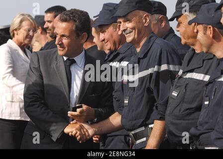 Der französische Präsident Nicolas Sarkozy trifft am 28. August 2007 auf dem Flughafen Bastia auf Korsika, Frankreich, Feuerwehrleute. Foto von Christophe Guibbbaud/ABACAPRESS.COM Stockfoto