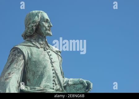 Statue des großen Wissenschaftlers Otto von Guericke in der historischen Innenstadt von Magdeburg Deutschland, bei sonnigem Tag und blauem Himmel, Nahaufnahme, Details Stockfoto